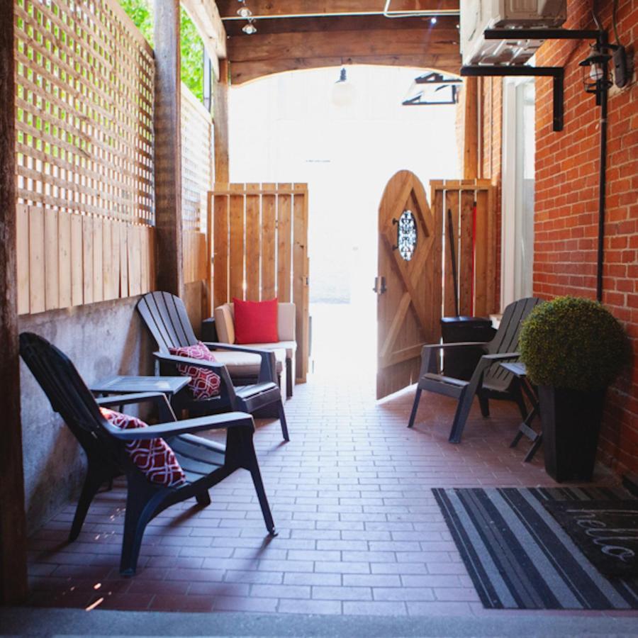 Hip Heritage Main Floor Flat In Downtown District Belleville Exterior foto